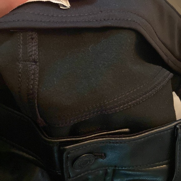 Women’s Black Abercrombie & Fitch The ‘90s Relaxed High Rise Vegan Leather Pants - Picture 7 of 12